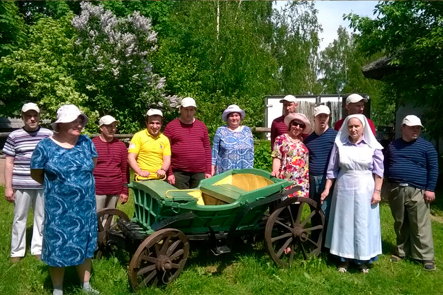 сестры милосердия с детьми