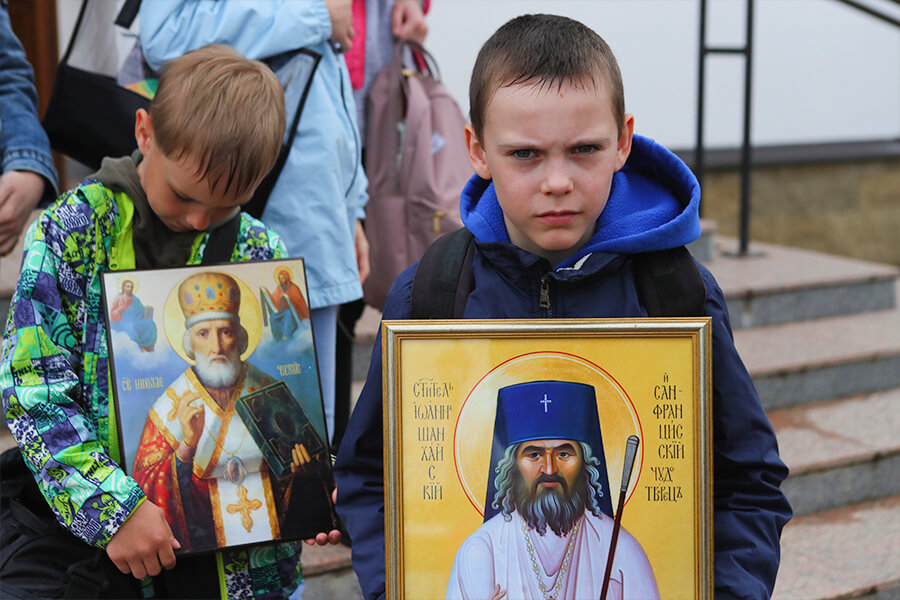дети с иконой святителя Иоанна Шанхайского