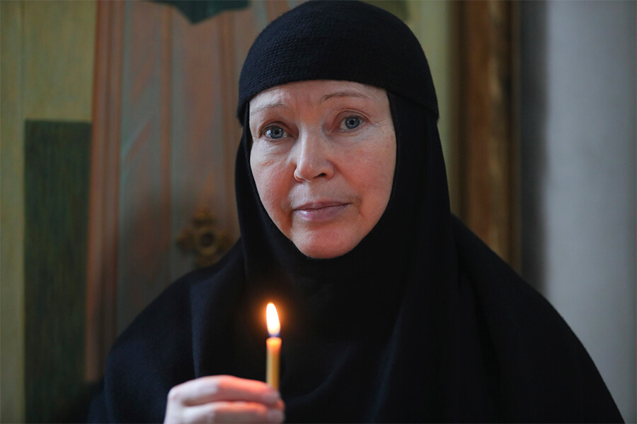 монахиня со свечой 