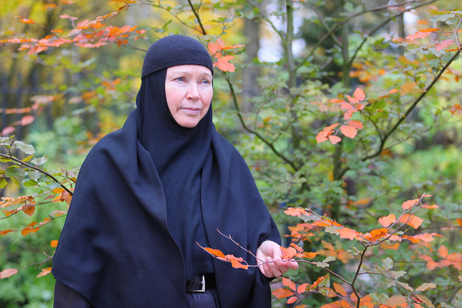 осень монахиня 
