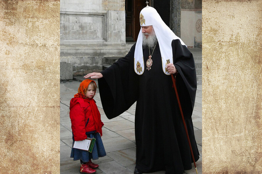 патриарх благословляет маленькую девочку 