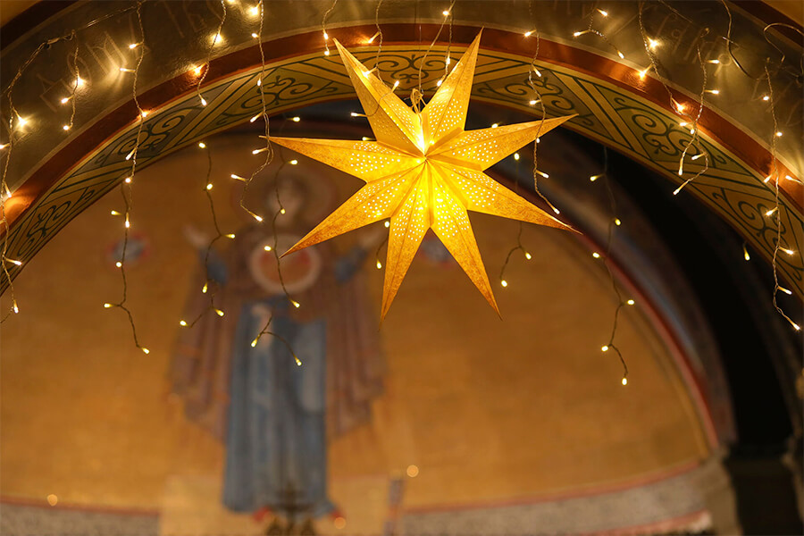 рождественская звезда украшение в храме 