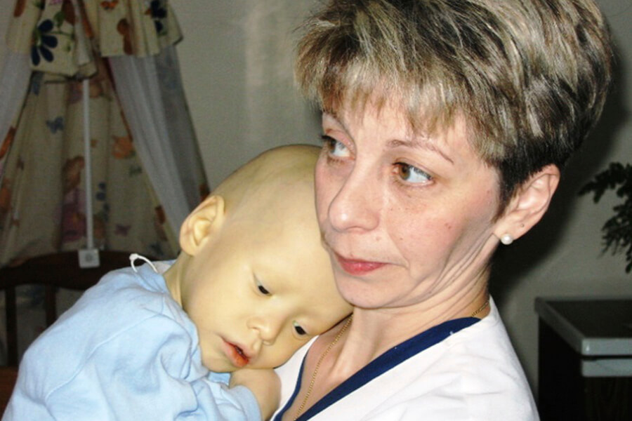 доктор лиза с больным малышом на руках