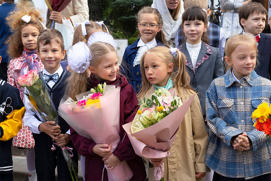 дети девочки с цветами 