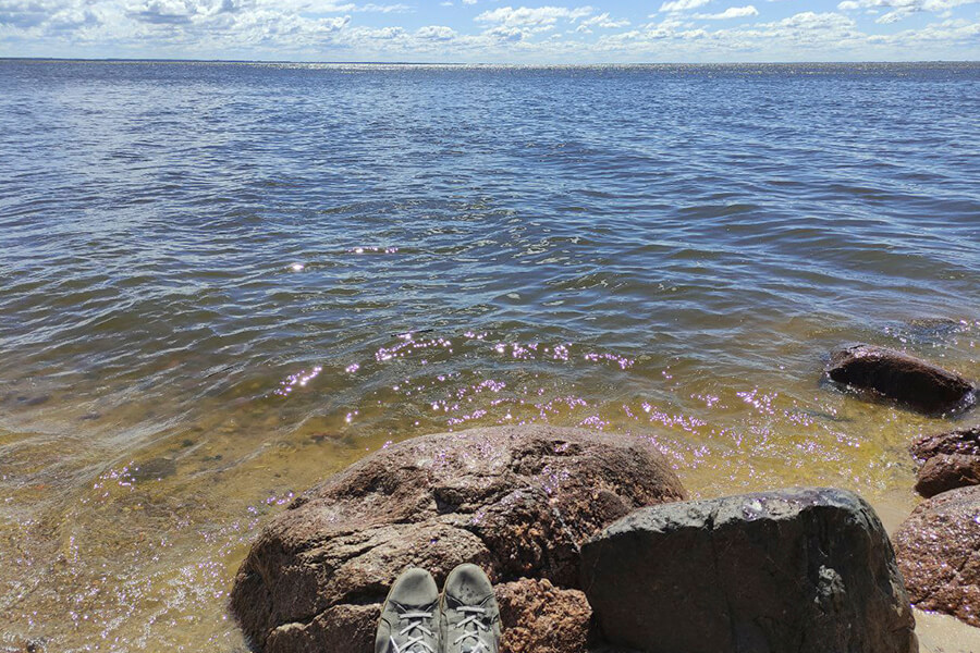 большие камни прозрачная вода 