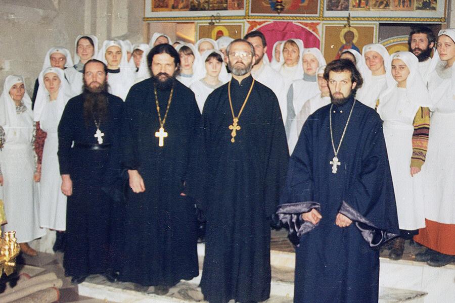 священники свято-елисаветинского монастыря с сестрами