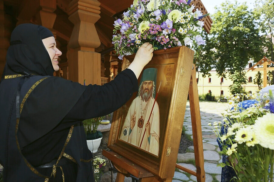 монахиня, икона святителя