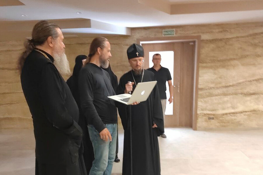 брат показывает владыке проект