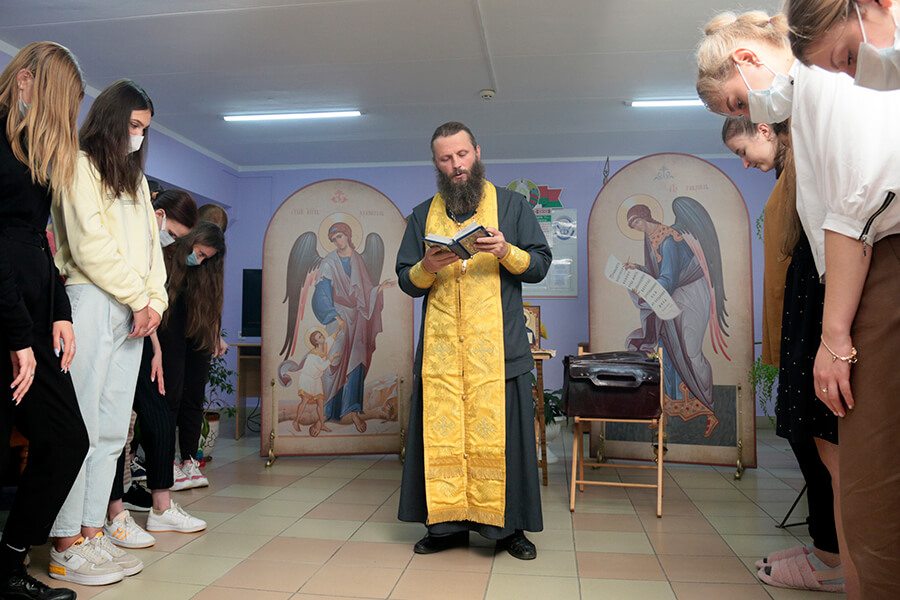 священник молебен студенты 