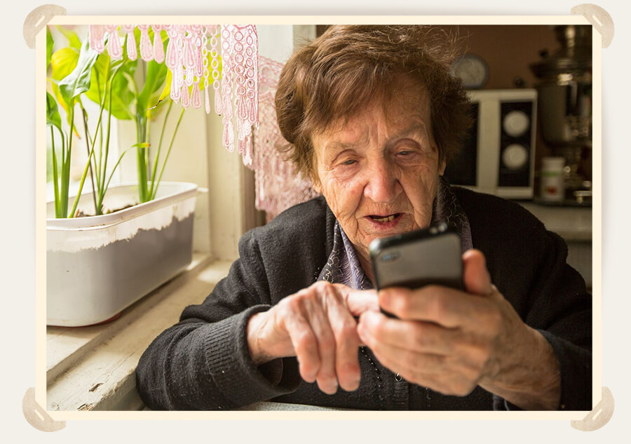 старушка со смартфоном 
