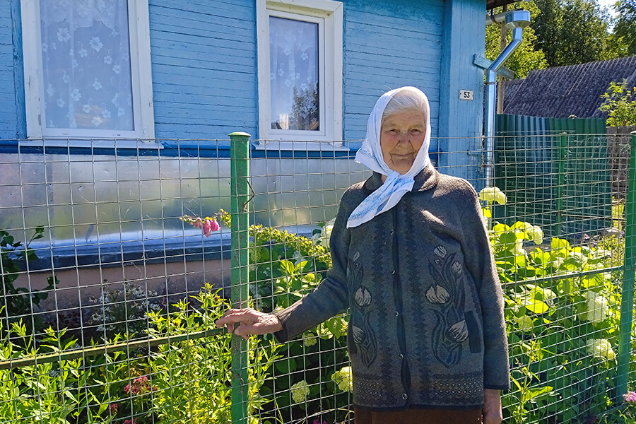 жительница острова возле дома своего 