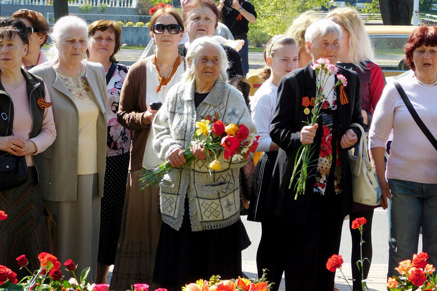 ветераны, люди с цветами