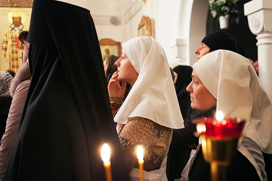 монахини и сестры милосердия в храме 