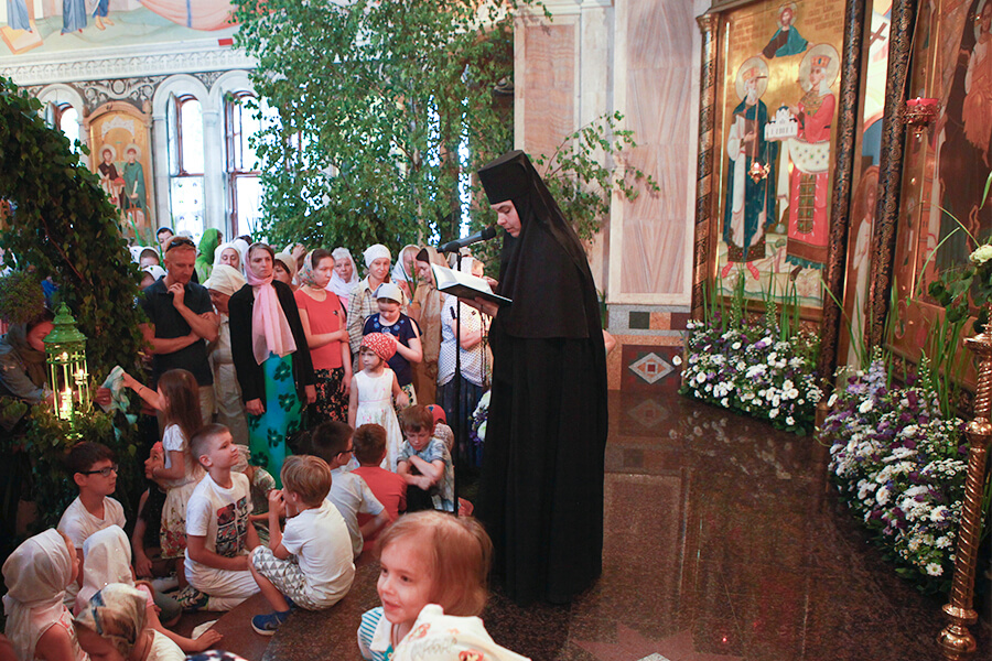 дети монахиня читает в церкви 