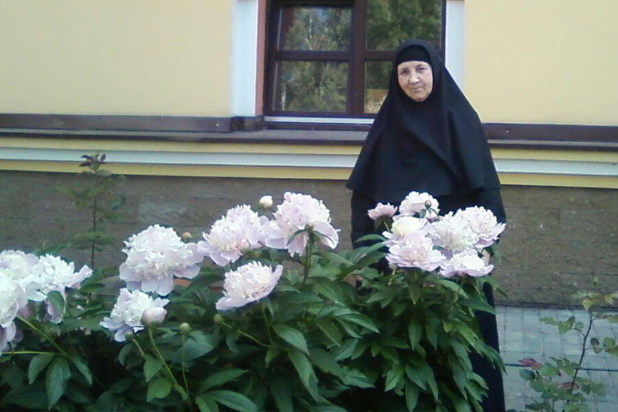 монахиня Агапия в цветах 