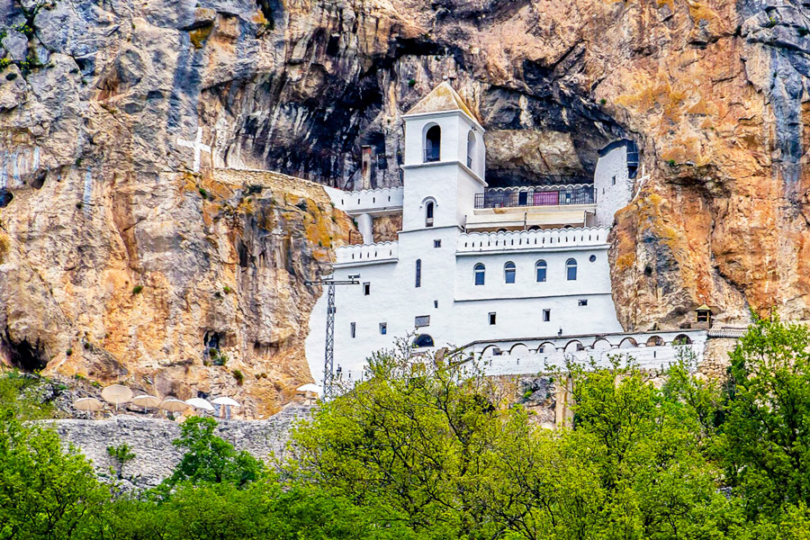 скальный монастырь 