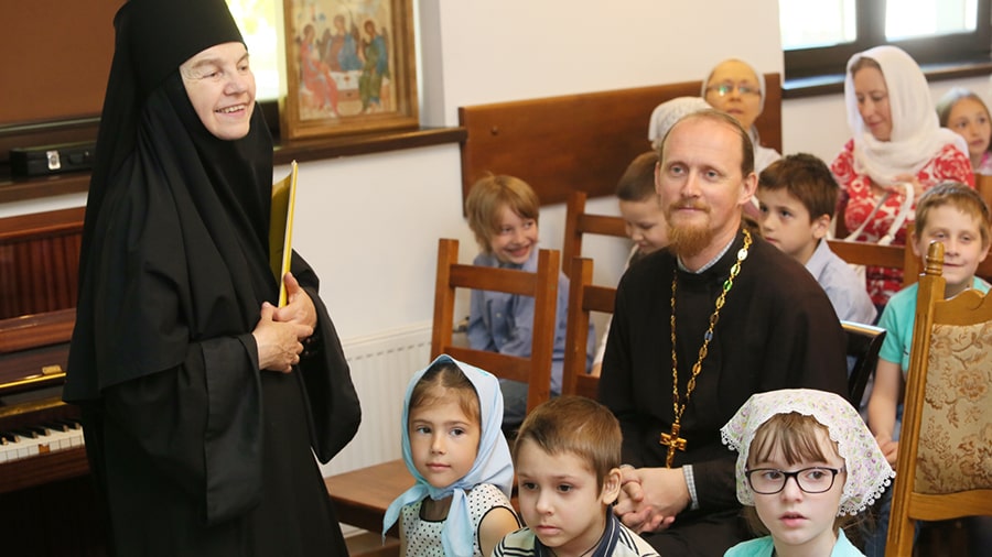 священник монахиня дети 