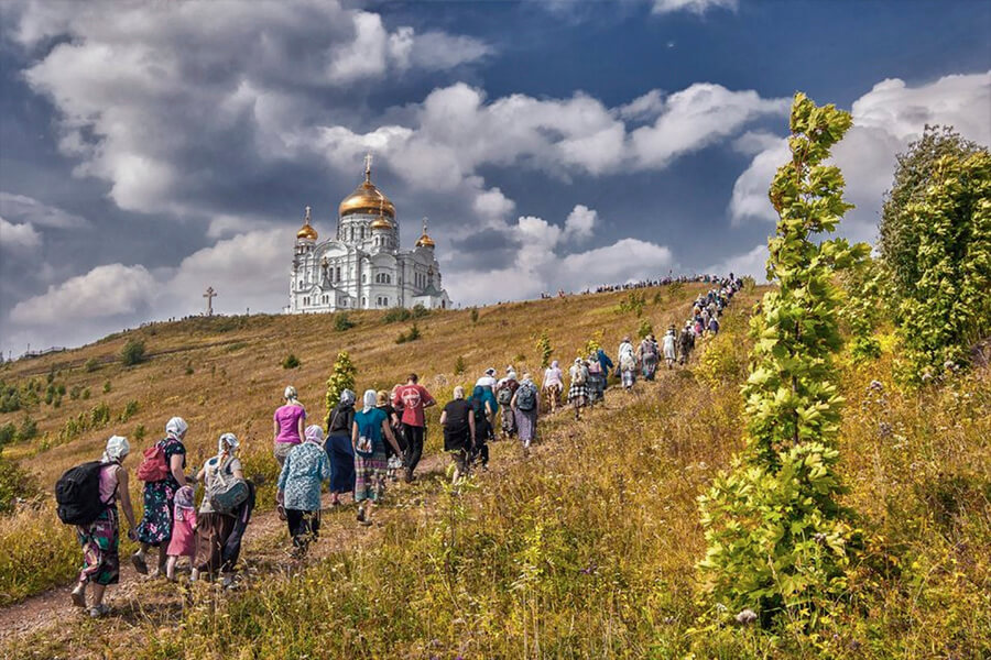 храм люди идут в гору 