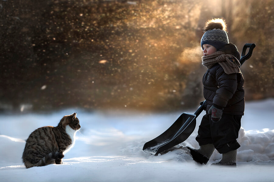 зима малыш с лопатой и кот 