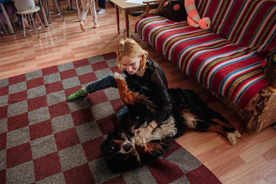 дочка играет с собакой 