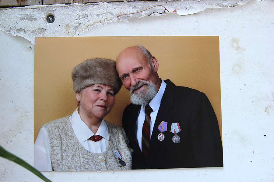 красивая пожилая пара с медалями 