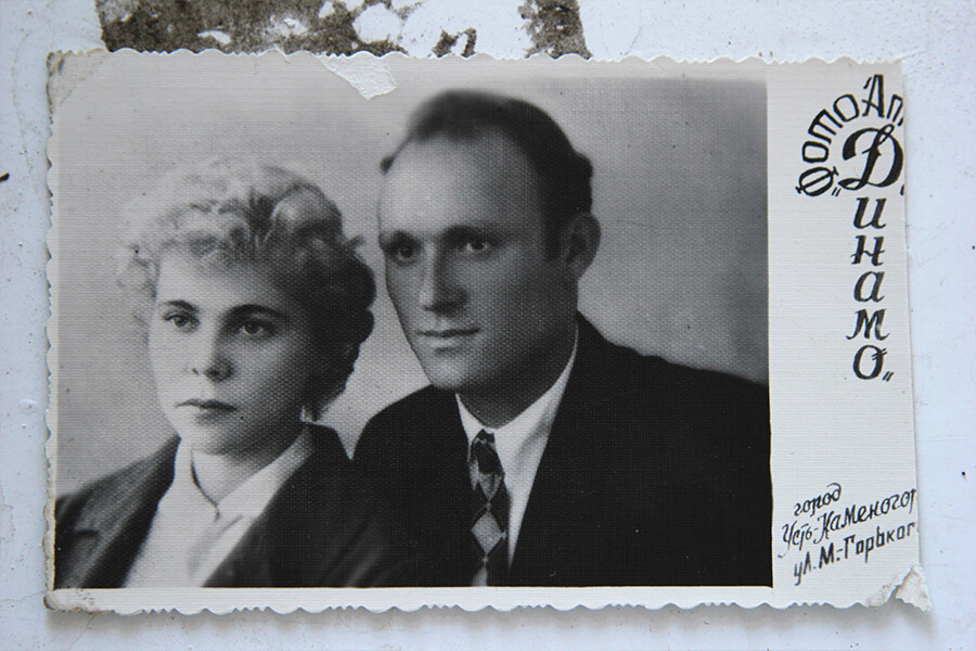 черно-белое фото молодой пары 
