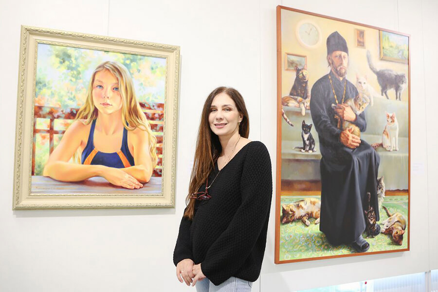 Светлана Жигимонт на фоне своих картин