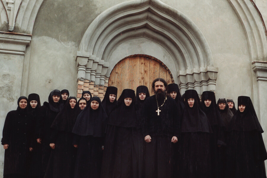 первые монахини с духовником
