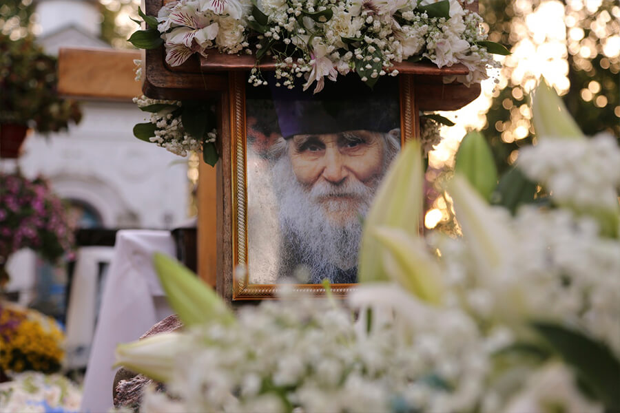 фотография старца Николая в цветах