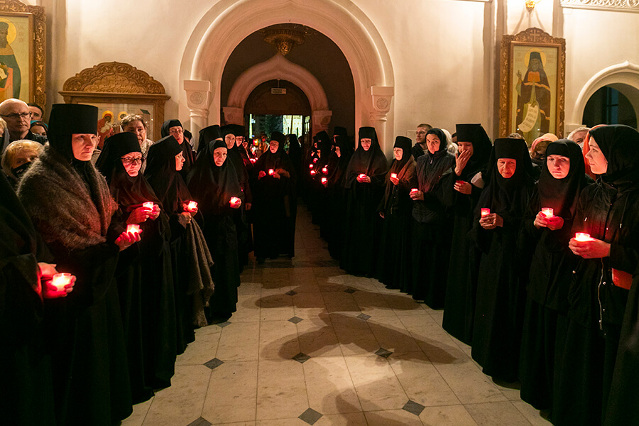 монахини с лампадами в руках