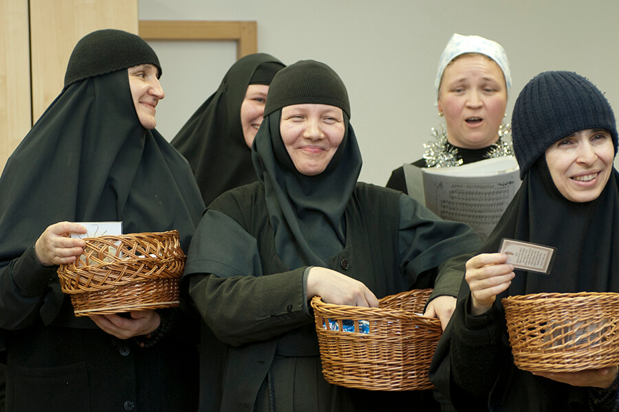 улыбающиеся монахини