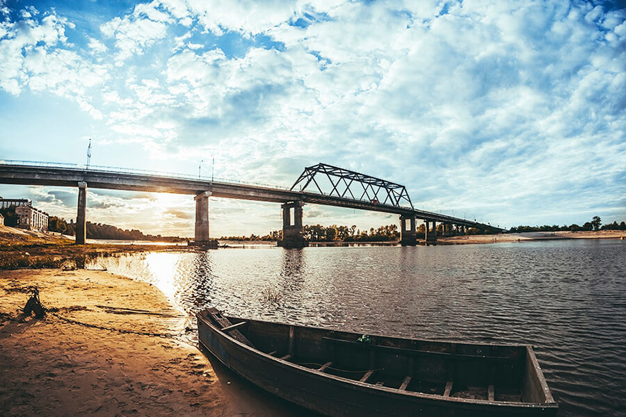 лодка с видом на мост