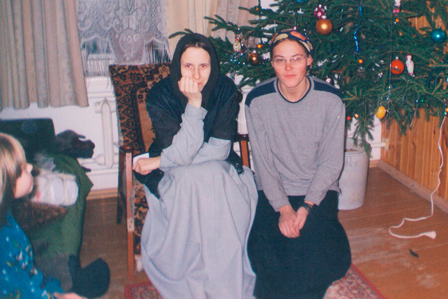 сестра иоанна с монахиней у елки
