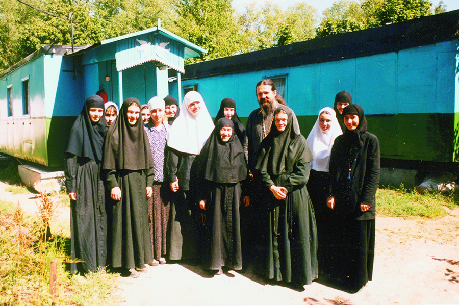 первые сестры и духовник свято-елисаветинского монастыря