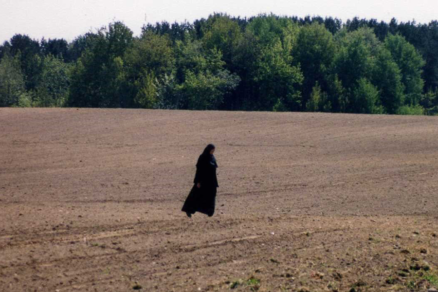 монахиня в поле