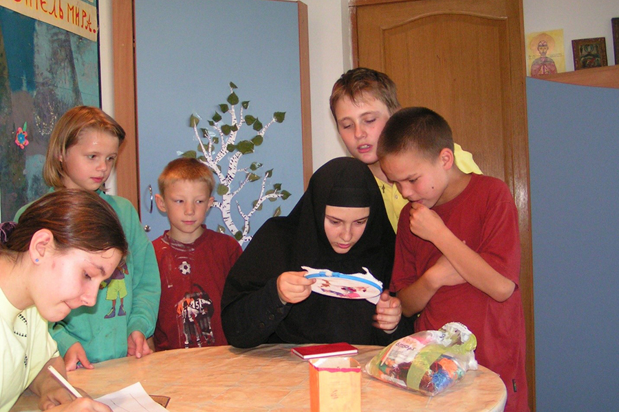 монахиня в детском отделении занимается с детьми