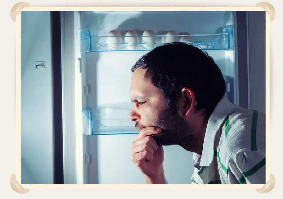 задумчивый взгляд вглубь холодильника