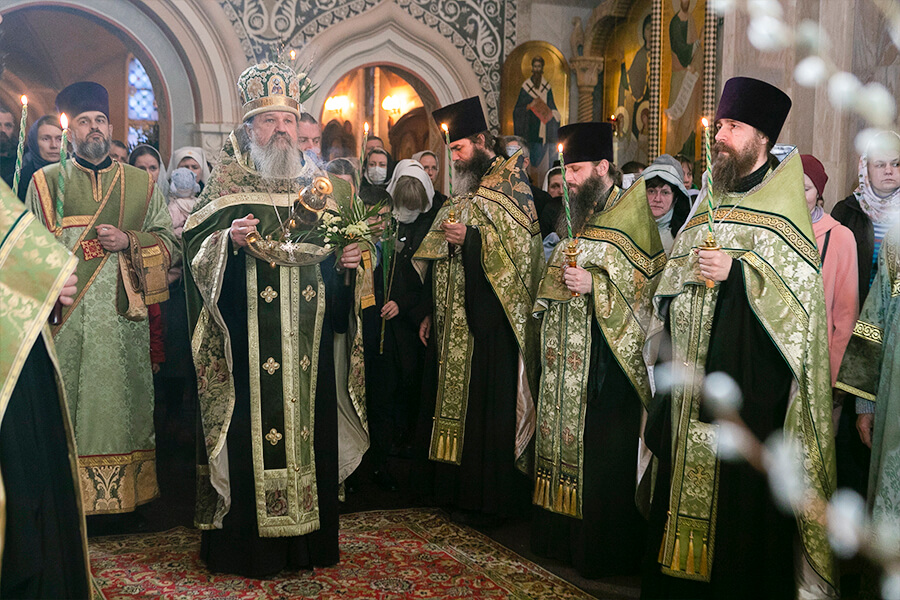 священники на прздничном богослужении 
