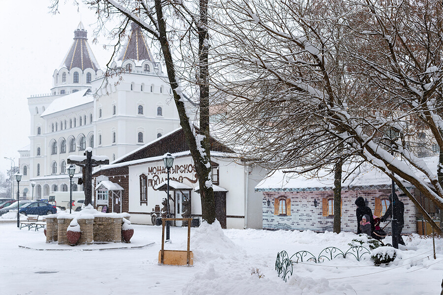 зима монастырский дворик