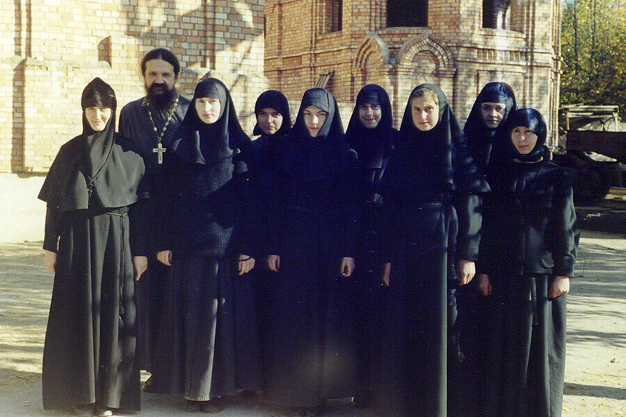 Духовник монастыря с первыми сестрами