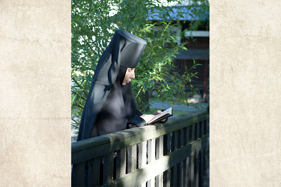 Монахиня Анфиса молится