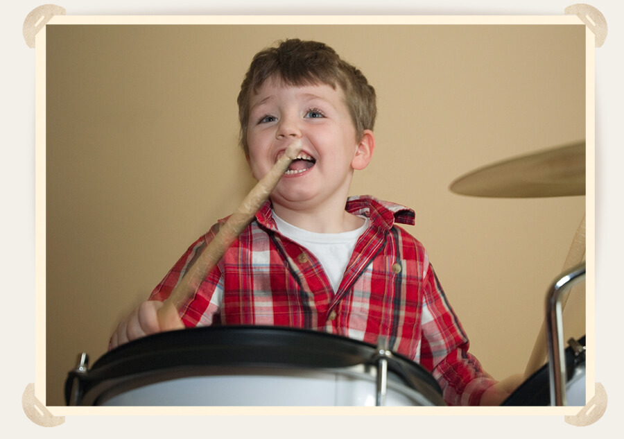 мальчик играет на барабанах