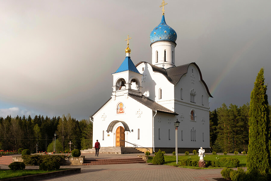 радуга и храм на подворье