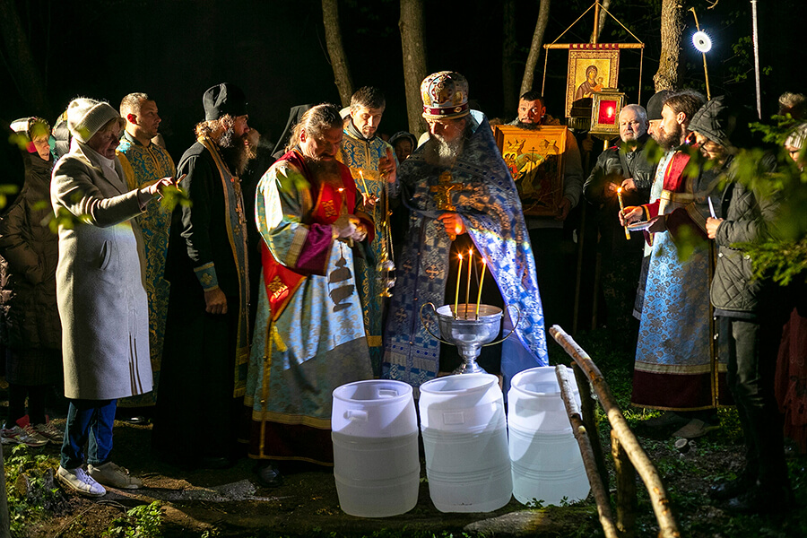 водосвятный молебен ночью на горе
