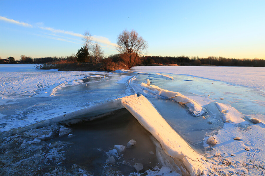 озеро покрытое льдом