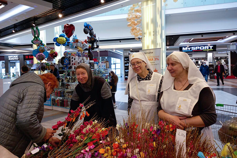 сестры на выставке