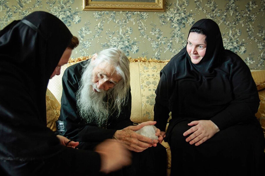 монахини со старцем илием