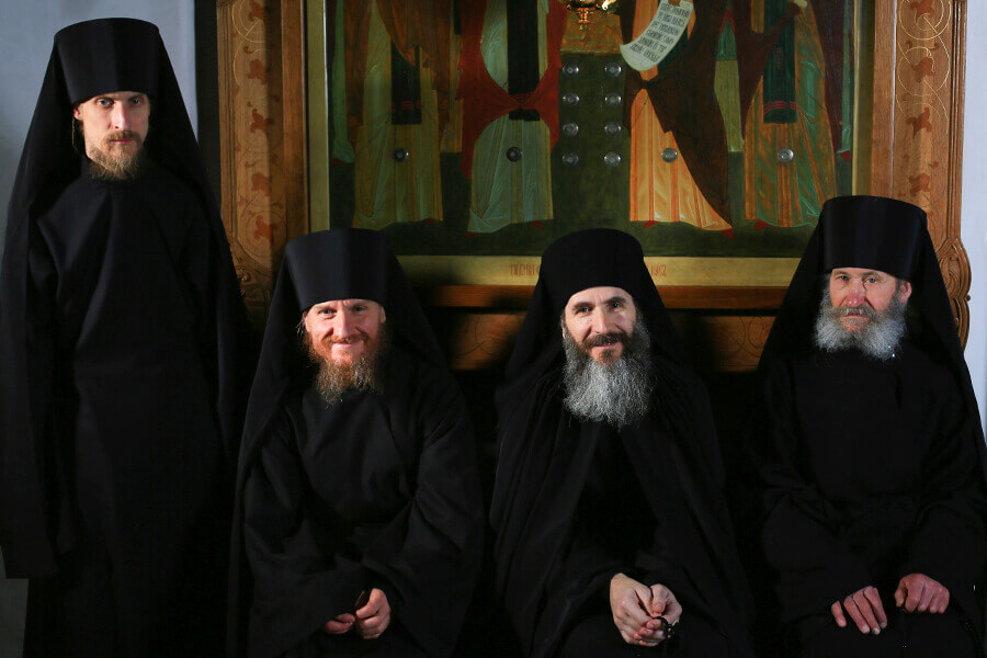 монахи  Свято-Елисаветинского монастыря