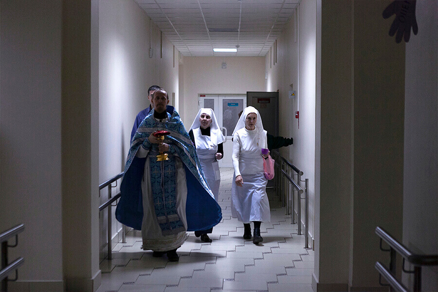 священник и сестры милосердия Свято-Елисаветинского монастыря