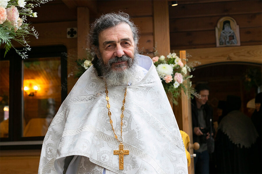 священник Свято-Елисаветинского монастыря